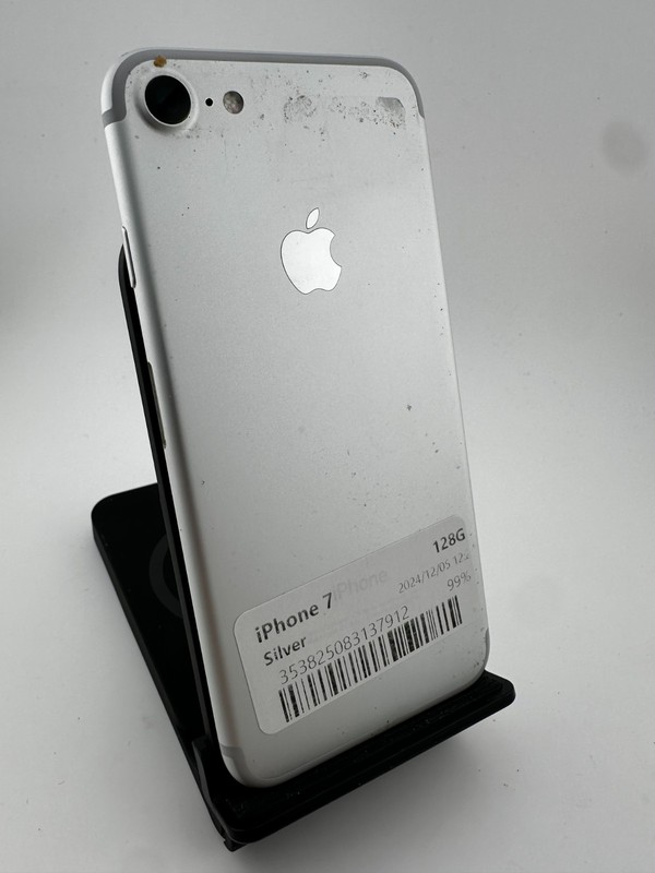 Apple iPhone 7 - 128GB - Silver (Unlocked) gallery