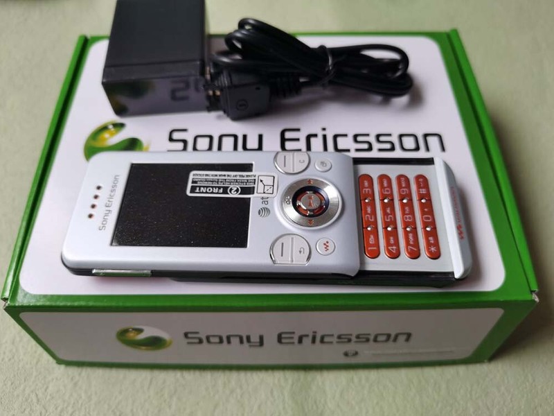 White Sony Ericsson W580i – unlocked 2G netwroks keyboard slide mobile phone