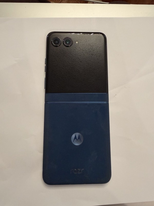 Motorola Razr 2025 - 256GB - (Unlocked) - Good Condition - XT2553-3 gallery