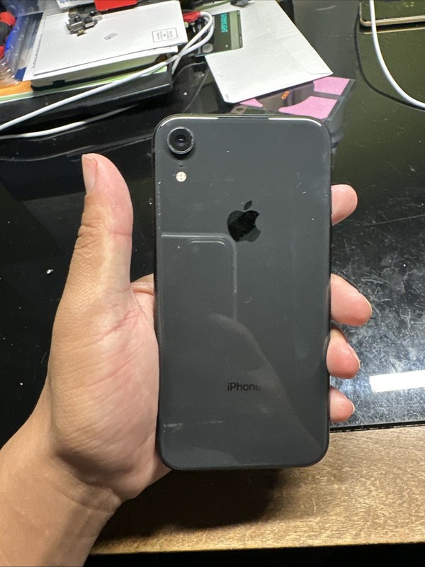 Apple iPhone XR - 64 GB - Black (Unlocked) gallery