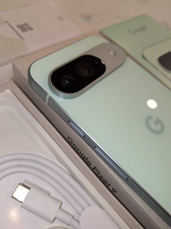 Bundle Google Pixel 9 - Unlocked - 128GB - 6.3in - Excellent Condition W/ Clicks gallery