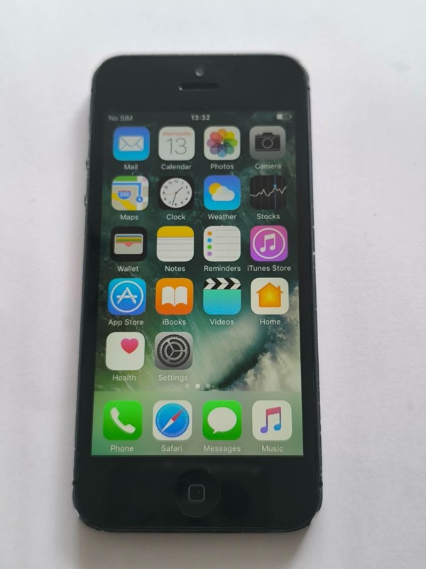 Apple iPhone 5- 16GB – black.