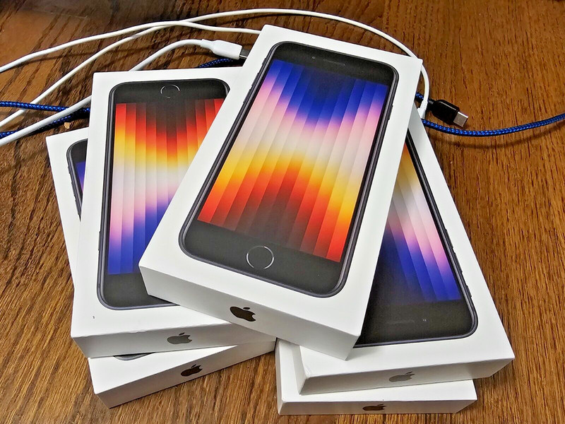 New (Open-Box) UNLOCKED Apple iPhone SE 5G 2022 3rd Gen 64GB Black w Warranty gallery