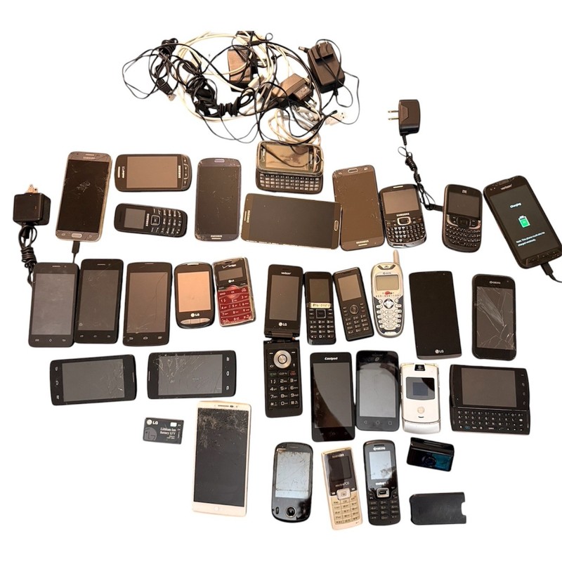 Lot of 32 Smartphones Samsung Galaxy LG Motorola Kyocera Untested Parts Repair