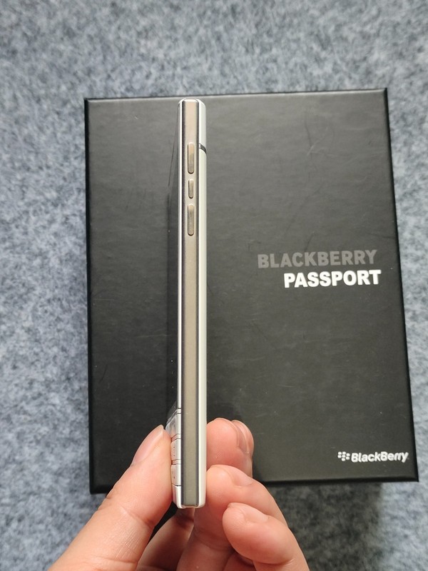 BlackBerry Passport Q30 White 32GB Facroty UNLOCKED Keyboard Smartphone S+ gallery