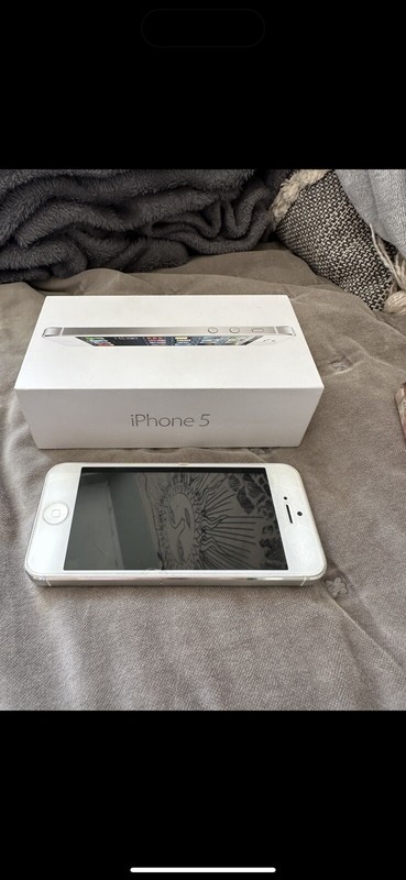 Apple iPhone 5 – 16GB – White & Silver (Unlocked)l