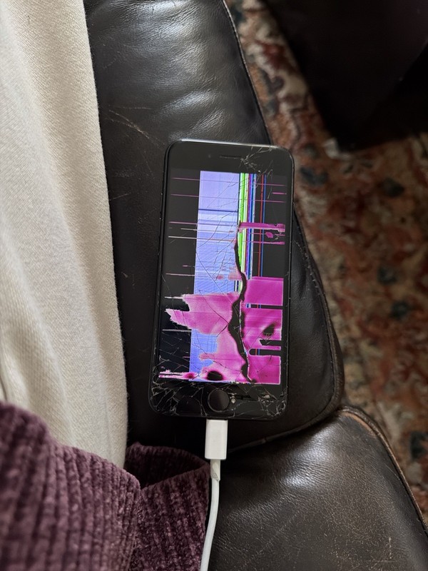 Apple iPhone 7 Powers On Cracked Screen/LCD Damage – No iCloud Lock – For Parts