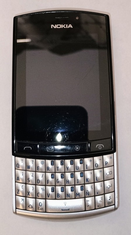 Nokia Asha 303 – Silver White (Unlocked) + Nokia WH-701 Earbuds