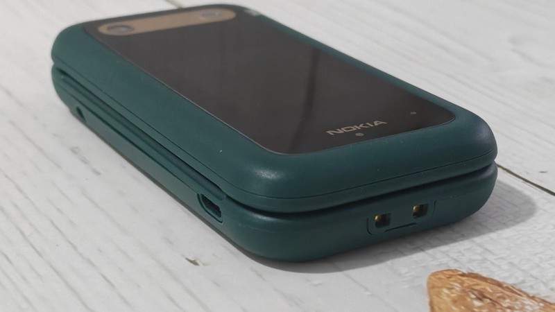 Excellent Nokia 2660 Flip Unlocked 128MB 48MB RAM Dual SIM MicroSD Random Color