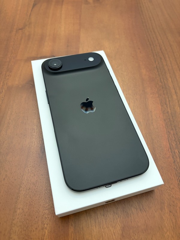 Apple iPhone 17 Air Unlocked 256GB Immaculate condition 10/10, 100% Batt + Bonus