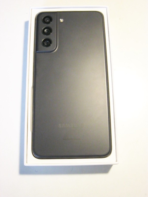 9/10 Unlocked Verizon 128gb Samsung S21 FE 5g gallery