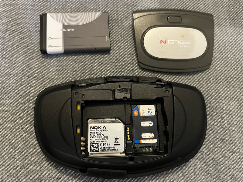 N-Gage QD Silver CIB Complete In Box + 5 Games Official Nokia Accessories Works gallery