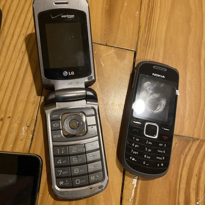 7 Flip Phones lot, iPod Shuffle, iPod Touch, Battery, Untested Read Description gallery