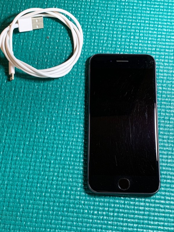 Apple iPhone 8 – 64GB – Space Gray (Unlocked) A1863 (CDMA + GSM)