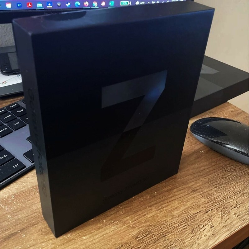 Samsung Galaxy Z Fold3 5G SM-F926U - 256GB - Phantom Black (Unlocked) gallery