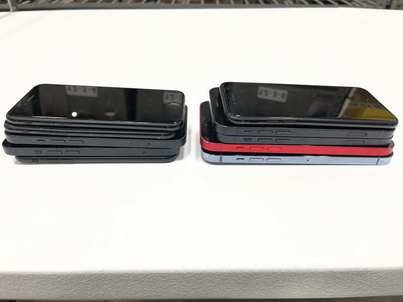 Apple iPhone 12, 13, 13 Pro Max, 14 Plus, SE (3rd Gen) - Lot of 10 gallery