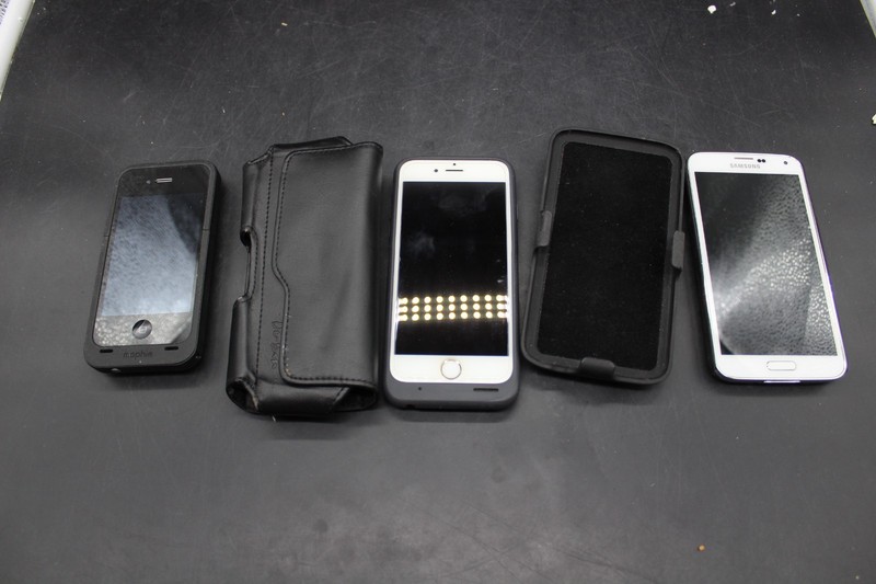 Lot Of 2 Apple Iphones 1 Galaxy Smartphone For Parts Iphones Power on & Cases
