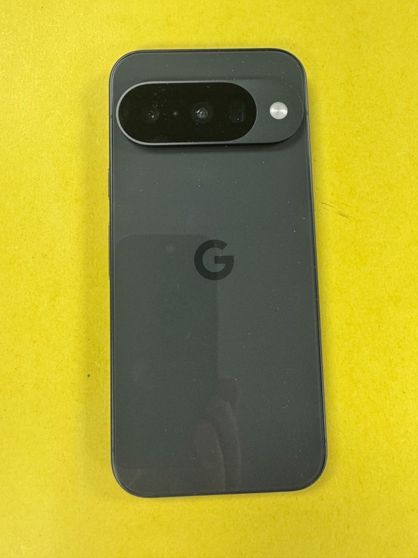 Google Pixel 10 - 256GB - Obsidian (Unlocked) - Excellent Condition gallery
